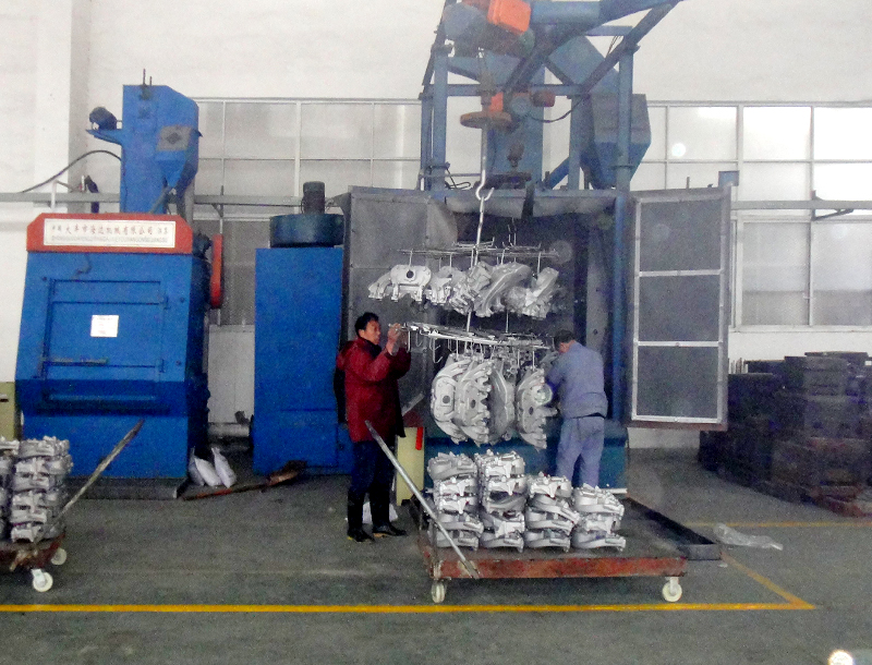 Double arm hook type shot blasting machine